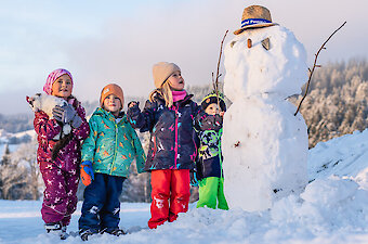 Schneemannbauen bei Familie Schanzer